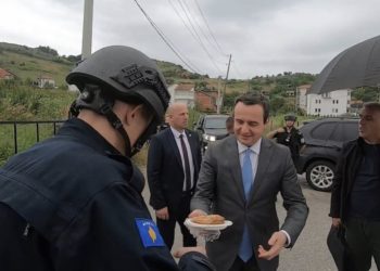 VIDEO/ Albin Kurti viziton Veriun për Bajram: Bakllava e ëmbëlsira për policët tanë