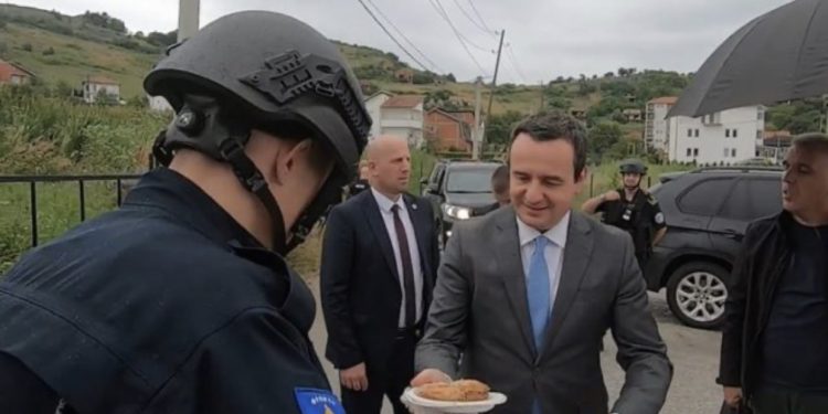 VIDEO/ Albin Kurti viziton Veriun për Bajram: Bakllava e ëmbëlsira për policët tanë