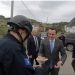 VIDEO/ Albin Kurti viziton Veriun për Bajram: Bakllava e ëmbëlsira për policët tanë