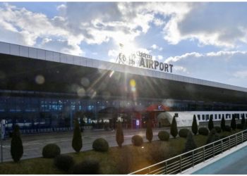 Policia s’e lejoi të futej në aeroport, pasagjeri i merr armën dhe vret dy persona