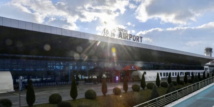 Policia s’e lejoi të futej në aeroport, pasagjeri i merr armën dhe vret dy persona