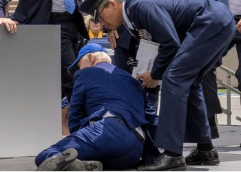 VIDEO: U pengua në podium, rrëzohet keq presidenti Biden