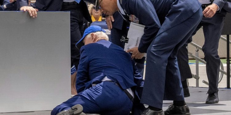 VIDEO: U pengua në podium, rrëzohet keq presidenti Biden