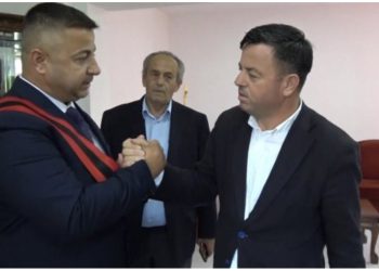 FOTO/ Urime dhe përqafime, Memaliaj shembull! Socialisti i dorëzon detyrën demokratit