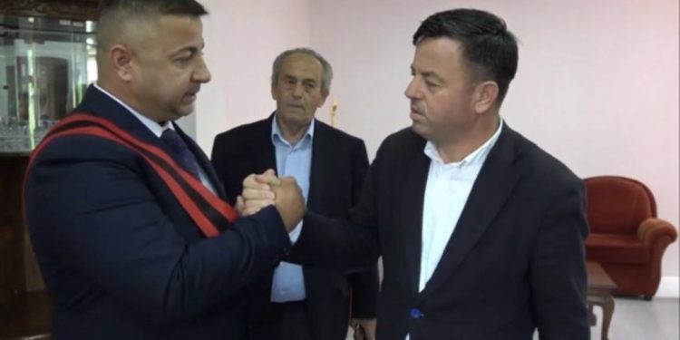 FOTO/ Urime dhe përqafime, Memaliaj shembull! Socialisti i dorëzon detyrën demokratit