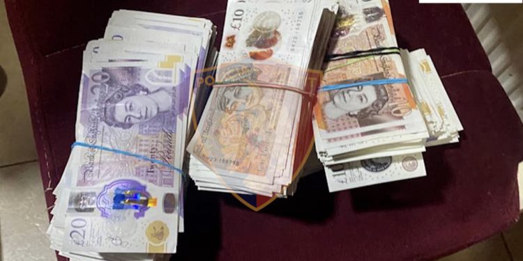 Çifti me “Audi Q7” me çantën me paund bllokohen në doganë