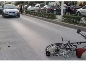 Aksident në Berat, shoferi merr përpara të moshuarin në vijat e bardha