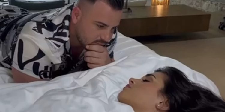 VIDEO/ “O Zot sa e bukur që je, krijesë kaq e veçantë”, Ronaldo Sharka dhe Jori përfundojnë në shtrat