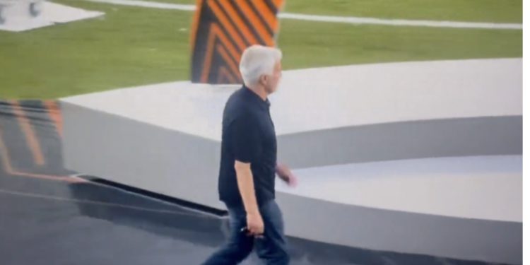 VIDEO/ Vendi i dytë është humbësi i parë! Murinjo nuk e pranon, e merr medaljen dhe e hedh te tifozët si të ishte një…fanellë