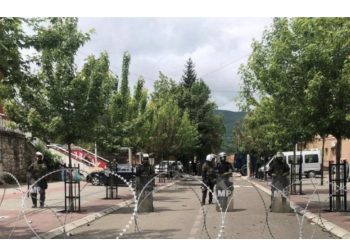 Sulmohen gazetarët dhe policia në veri të Kosovës