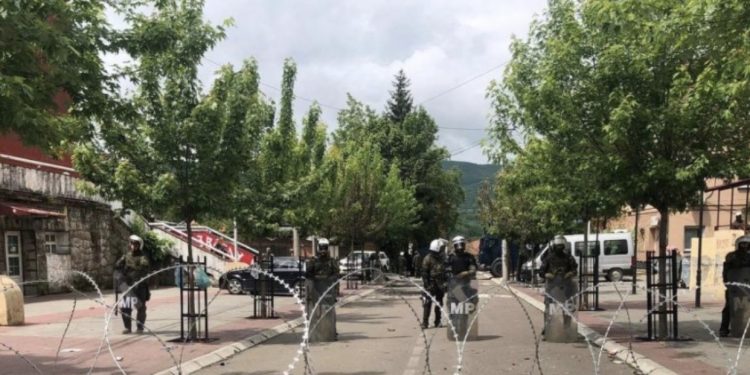 Sulmohen gazetarët dhe policia në veri të Kosovës