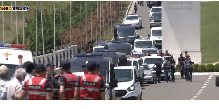 Një ditë pas trazirave, çfarë po ndodh tek “MEK”? Prokuroria vihet në lëvizje