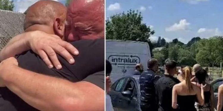“U prehsh në paqe babi”, 45-vjeçari zbret me helikopter në funeralin e tij