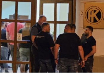 FOTO/ Ish-drejtori i Bashës me militantët në derën e selisë së PD-së, ky është grupi që kërcënoi dhe shau deputetët demokrat