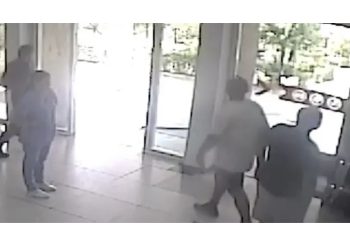 VIDEO/ E zuri korrenti në Vlorë! Familjarët grushte e shqelma policit