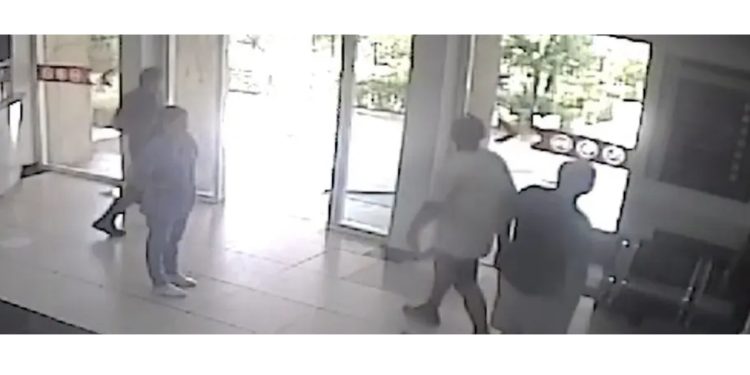 VIDEO/ E zuri korrenti në Vlorë! Familjarët grushte e shqelma policit