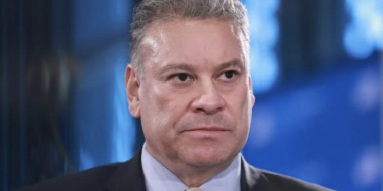 Escobar drejton gishtin nga Kurti: Kryetarët dhe policia të largohen nga objektet komunale!