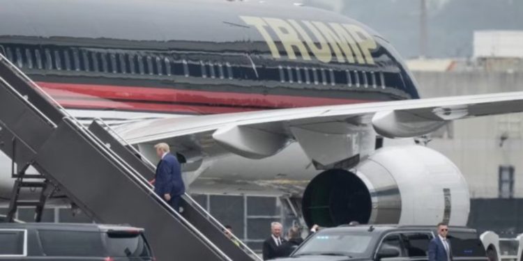 Mbajti sekretet qeveritare në shtëpi, Trump mbërrin në Florida për përballjen e parë me aktpadinë