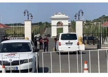 Tensionohet situata në Manzë, dyshohet për një të vrarë dhe disa të plagosur