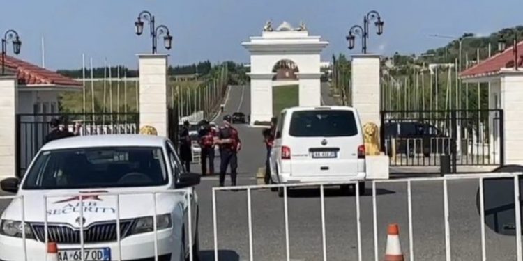 Tensionohet situata në Manzë, dyshohet për një të vrarë dhe disa të plagosur