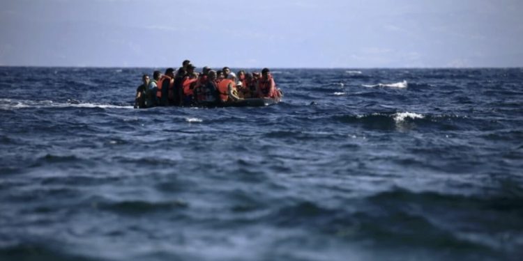 Fundoset varka me emigrantë, 35 persona të vdekur