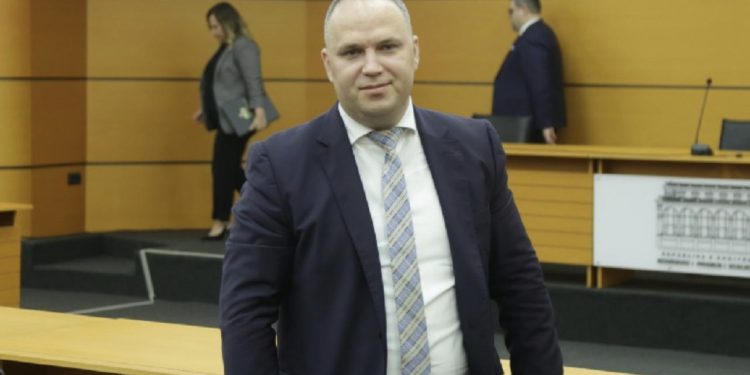 FOTO/ Ky është gjyqtari që kyçi në burg pa afat Dakon e Durrësit