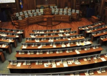 “Phuuu lopë’!/ ‘Plas’ keq në Kuvend, zv.ministri i Financave ofendon rëndë deputeten