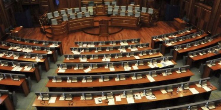 “Phuuu lopë’!/ ‘Plas’ keq në Kuvend, zv.ministri i Financave ofendon rëndë deputeten