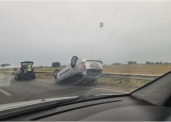 Aksident në afërsi të Sukthit, makina përmbyset në mes të autostradës