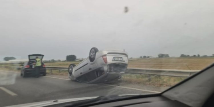 Aksident në afërsi të Sukthit, makina përmbyset në mes të autostradës