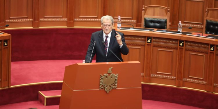 Berisha: Yuri Kim po ikën e cilësuar si një sekretare e PS-së, kërkoju falje shqiptarëve për qëndrimet e tua