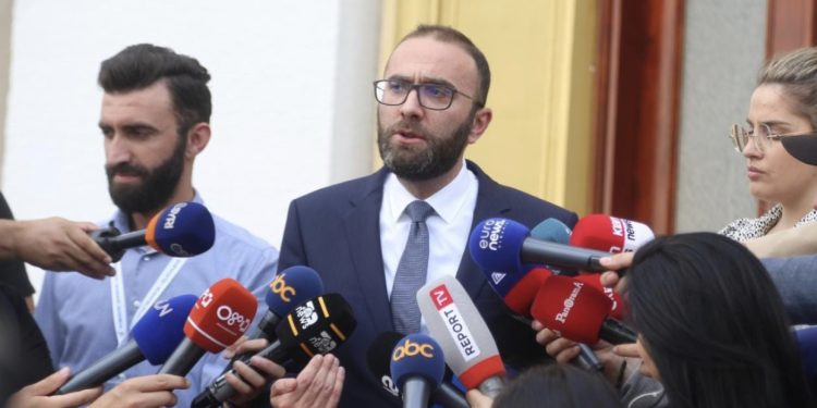 U kërcënua dhe u sha me “libër shpie”! Gaz Bardhi: Grupimi paramilitar i Bashës po hedh në erë PD-në