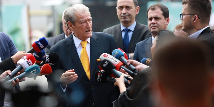 Berisha: Argati i Vuçiçit dorëzoi tekstin e shkruar në Beograd, ndërhyrje flagrante në Kosovë!