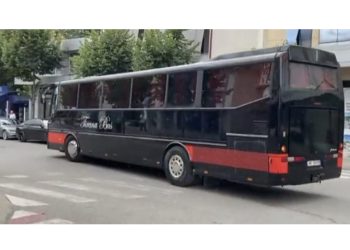 VIDEO-Ndodh në Elbasan! Burgu plot, autobusi me 45 të arrestuar niset drejt Tiranës