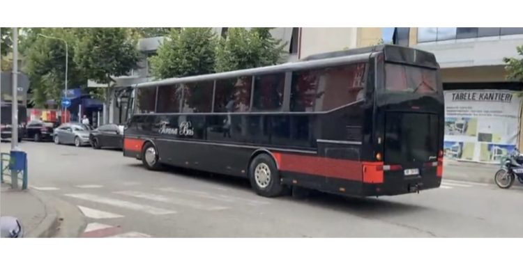 VIDEO-Ndodh në Elbasan! Burgu plot, autobusi me 45 të arrestuar niset drejt Tiranës