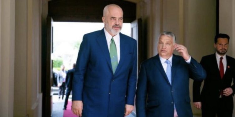 Kryeministri hungarez viziton sot Tiranën, Orban takim me Ramën dhe Nikollën