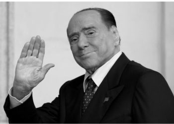 “Ciao Presidente”/ Italia në zi kombëtare, mbi dy mijë persona i japin sot lamtumirën Silvio Berlusconit