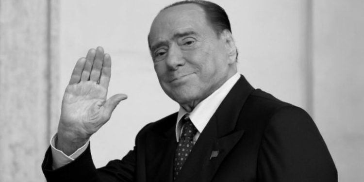 “Ciao Presidente”/ Italia në zi kombëtare, mbi dy mijë persona i japin sot lamtumirën Silvio Berlusconit