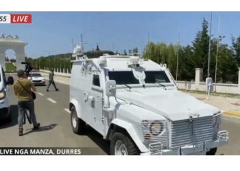 30 makina policie, blinda dhe ambulanca dalin nga kampi në Durrës