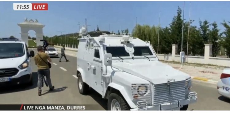 30 makina policie, blinda dhe ambulanca dalin nga kampi në Durrës