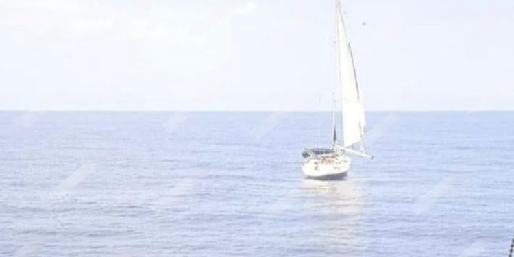 Sarandë, gjendet një velierë e braktisur në det të hapur