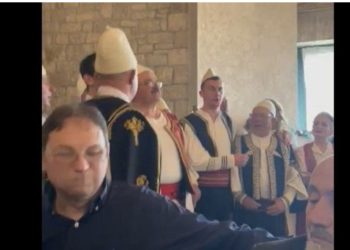 VIDEO/ “Si rrebeshi e si tufani na shfaqet Altin Dumani…”, Grupi polifonik këndon për anëtarët e KLP-së dhe SPAK