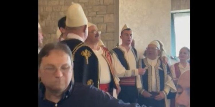 VIDEO/ “Si rrebeshi e si tufani na shfaqet Altin Dumani…”, Grupi polifonik këndon për anëtarët e KLP-së dhe SPAK