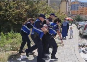 VIDEO-Britma dhe ulërima në Vlorë! 20 policë ngrenë zgupthi gruan në Vlorë