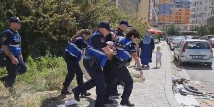 VIDEO-Britma dhe ulërima në Vlorë! 20 policë ngrenë zgupthi gruan në Vlorë