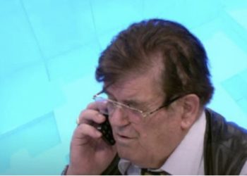 VIDEO/ I bie celulari live në emision, i ftuari bën veprimin e pazakontë, studio shpërthen në të qeshura