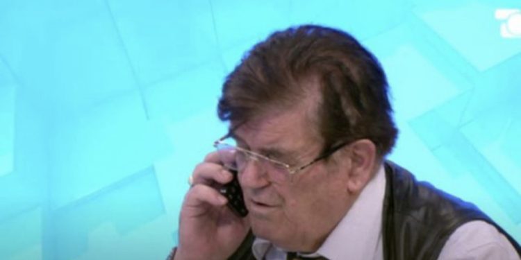 VIDEO/ I bie celulari live në emision, i ftuari bën veprimin e pazakontë, studio shpërthen në të qeshura