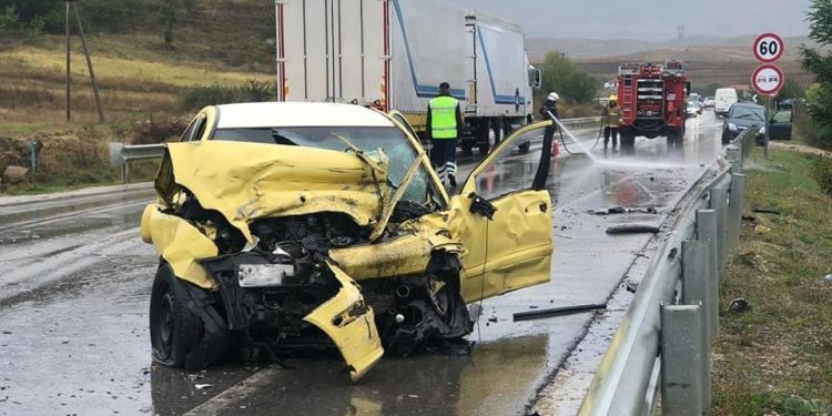 EMRI/ Aksident në aksin Korçë-Bilisht/ Trajleri përplaset me makinën, një i vdekur
