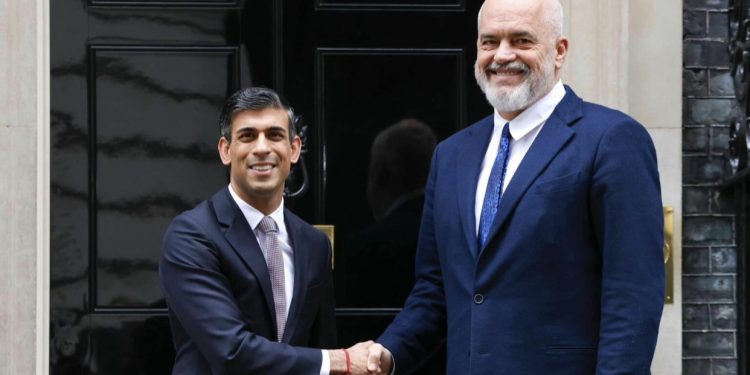 S’ka më gomone dhe azil! Kryeministri britanik: Kemi kthyer 1800 shqiptarë