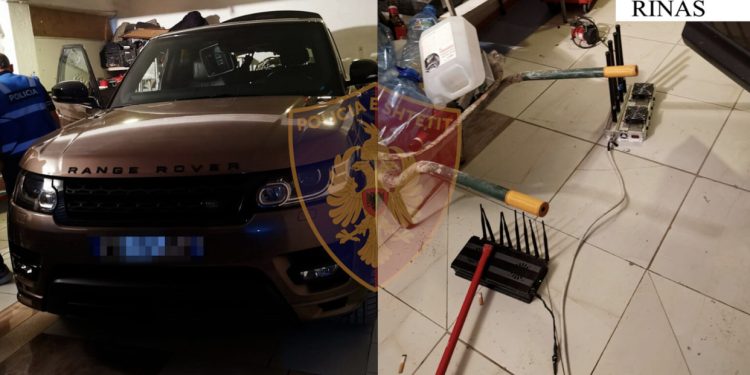 Vidhet “Range Rover” luksoz brenda aeroportit të Rinasit